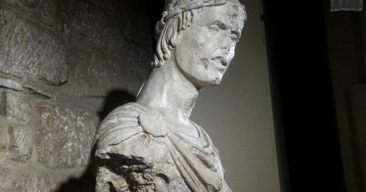 A Barletta l'unica scultura al mondo che ritrae il "fanciullo di Puglia": Federico II